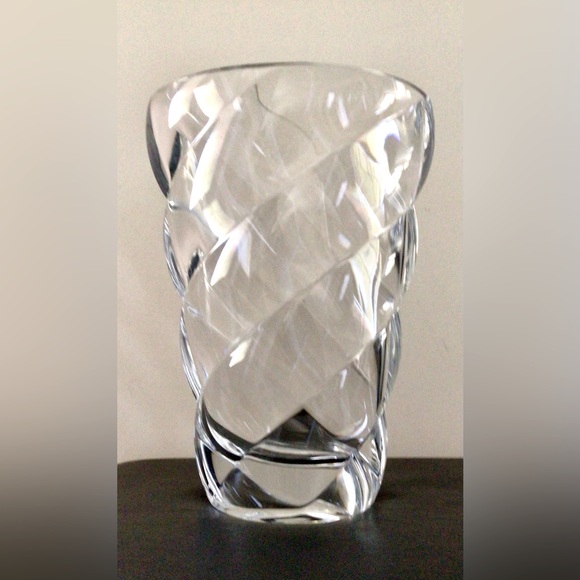 NEW Solid Clear Glass Vase with Swirl - Picture 1 of 4